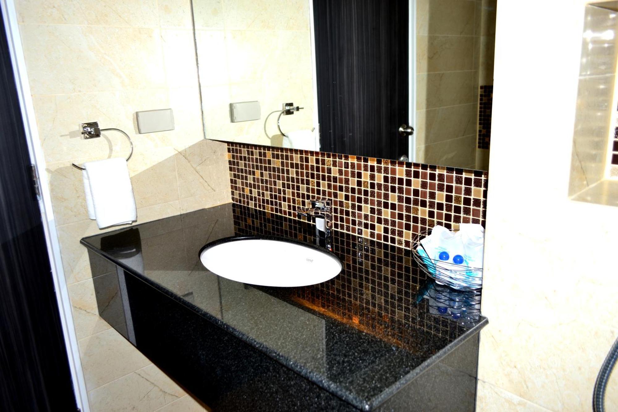 Flipper Lodge Hotel - Sha Extra Plus Pattaya Ngoại thất bức ảnh